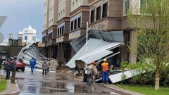 Ураган в Астане сорвал крыши с семи больниц и школ и повалил 2300 метров заборов