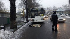 Пассажирский автобус в Алматы наехал на пешехода и протащил его 10 метров