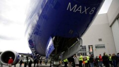 Boeing приостанавливает поставки самолётов 737 MAX, но продолжает производить их