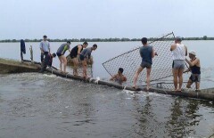 В Атырауской области люди покидают затопленные дома и строят дамбы