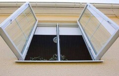 Мужчина выкинул из окна третьего этажа двух детей сожительницы