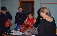 Полицейские СКО поделились тёплыми вещами с бездомными