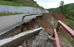 В предгорье Алматы обрушилась дорога