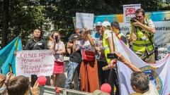 В Казахстане предложили запретить родителям брать детей на митинги
