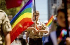Гомосексуалистам разрешили работать в детской организации США