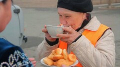 Уборщиков улиц в Атырау в честь Наурыза угощают коже и баурсаками