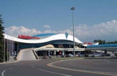 Работа грузчиков алматинского аэропорта возмутила интернет-пользователей 