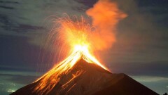 В Индонезии извергся вулкан. Опасные частицы достигли населённых пунктов