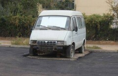 В Актау уложили асфальт, не убирая припаркованные автомобили
