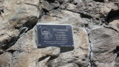 Спасатели ВКО увековечили память о сорвавшемся со скалы напарнике