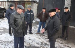 Аким Семея измерил глубину луж