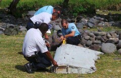 На острове Реюньон снова нашли возможные обломки пропавшего малазийского Boeing