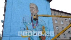 Питерские художники изобразили Александра Винокурова на фасаде дома в Петропавловске