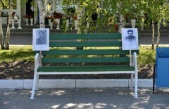 Портреты ветеранов побросали на улицах Костаная после шествия "Бессмертного полка" 