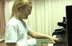 В алматинской школе на третьеклассницу во время урока упал плафон