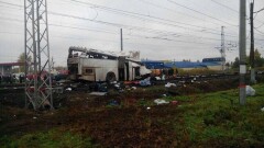 Водитель из Казахстана погиб при столкновении автобуса с поездом в России 