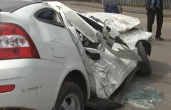В социальных сетях появилась видеозапись, как БТР переехал "Приору" 