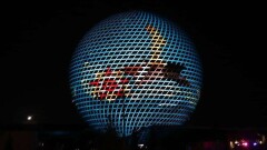 В Нур-Султане прошла акция "Вечный огонь". Жители многоэтажек вышли на балконы и зажгли фонарики