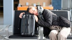 В аэропортах Москвы запретили лежать на сиденьях и переодеваться в туалетах