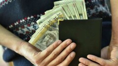 Изъятые у коррупционеров деньги Жээнбеков поручил копить на счёте в банке 