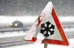 В Алматы из-за снегопада произошло около 100 ДТП
