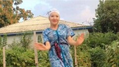 Сельская девушка в халате и платке очаровала казнет сексуальным танцем
