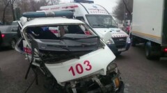 Момент жуткой аварии с машиной скорой помощи в Алматы попал на видео