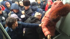 Закрытые трассы в Акмолинской области привели к давкам у электричек