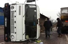 На оживлённом участке дороги в Алматы опрокинулась фура