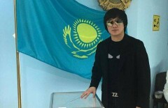 Кайрат Нуртас не стал изменять себе и пришёл на выборы в традиционном образе 