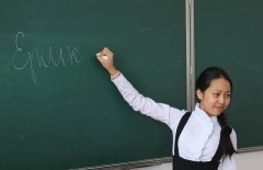 В Павлодаре наградили восьмиклассницу, спасшую из огня 4-летнего мальчика