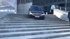 За выезд на ступеньки Конгресс-центра в Астане оштрафовали водителя