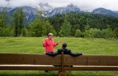 Серию "фотожаб" создали в соцсетях на фотографию Меркель и Обамы