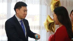В Павлодаре вручили сиротам ключи от квартир, на которые обменяли апартаменты за 50 млн тенге