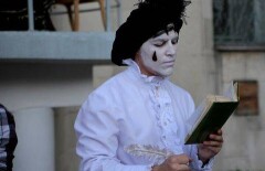 Артисты Семея покинули подмостки театра и выступили для горожан на улице