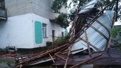 В Атырауской области ветер сорвал кровлю с двух школ. Спасатели ликвидируют последствия 