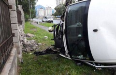 В Алматы микроавтобус врезался в бордюр, забор и столб