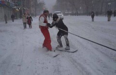 Жители Нью-Йорка передвигаются по городу на сноубордах 