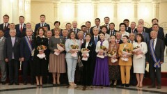 Токаев вручил государственные награды и премии в честь Дня независимости