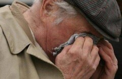 Днём и на виду у камеры наблюдения в Рудном ограбили пенсионера 