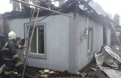 Полицейские спасли двух человек из горящего дома в Алматы 