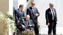 82-летний президент Алжира отказался от участия в выборах и отменил их