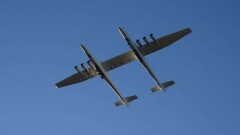 В США cамый большой самолёт в мире совершил первый полёт