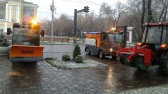 250 тонн соли и песка рассыпали в Алматы после первого небольшого снега