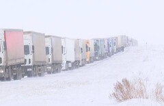 Огромная пробка образовалась на границе с Россией в ЗКО