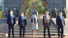 Государственный секретарь Казахстана прибыл в ВКО и возложил цветы к монументу жертв ядерных испытаний