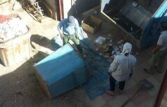Флаг Казахстана использовали как носилки для выноса мусора в Шымкенте