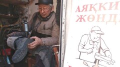 23 жыл бойы аяқ киім жамаумен отбасын асыраған қазақ