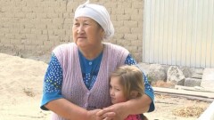 Девочку-подкидыша из ЮКО оставили женщине, которая воспитывала её восемь лет