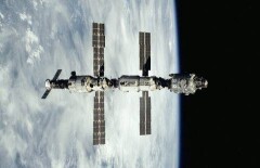 Экипаж МКС показал цирковые номера на орбите